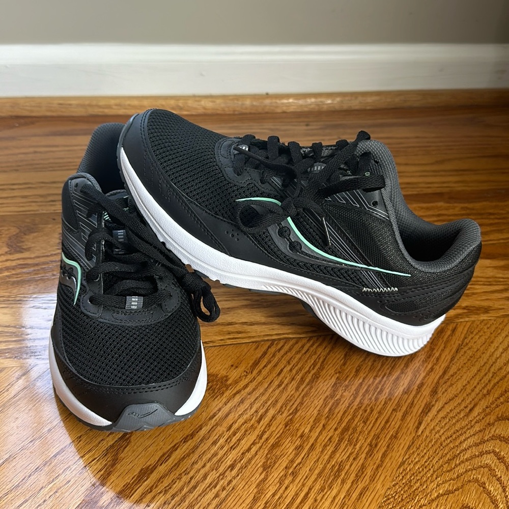 NWOT Saucony Cohesion Sneakers